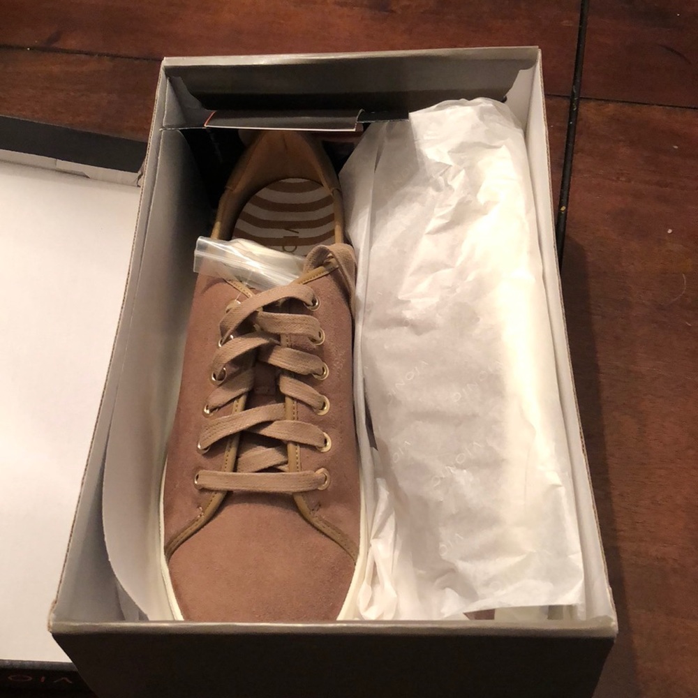 NEW in box!  Vionic Brinley sneakers
